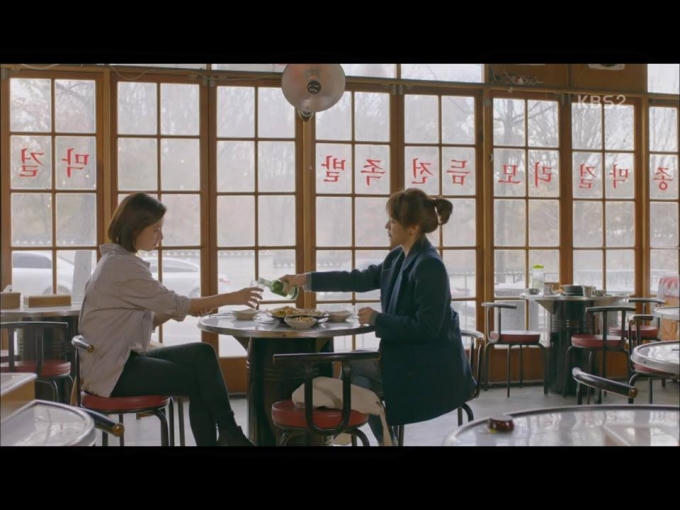 Hậu duệ mặt trời tập 15: Song Hye Kyo, Kim Ji Won khóc hết nước mắt khi hay tin bạn trai hy sinh