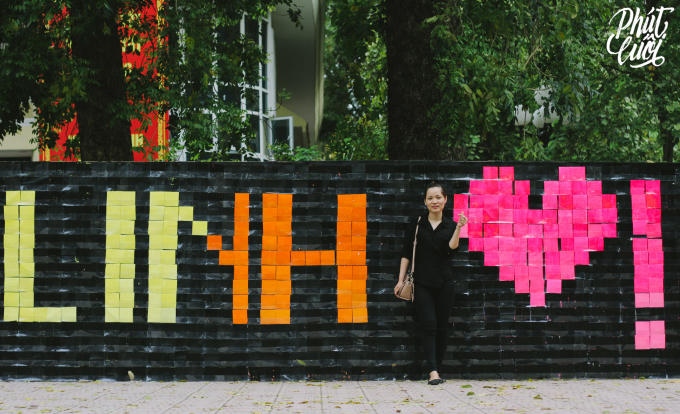 Những tình cảm rất chân thành được ghép từ những mảnh giấy nhiều màu sắc trên bức tường.