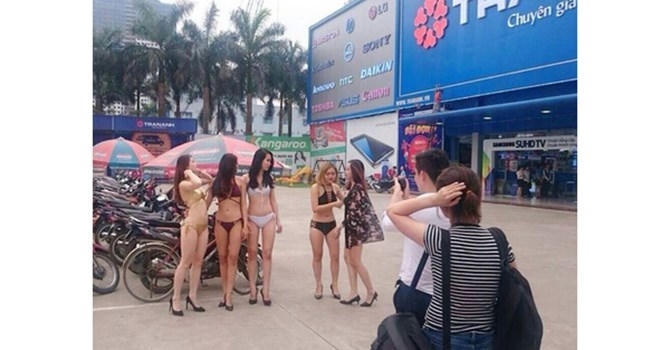 Những cô gái đang gây tâm điểm chú ý bởi siêu thị Trần Anh.