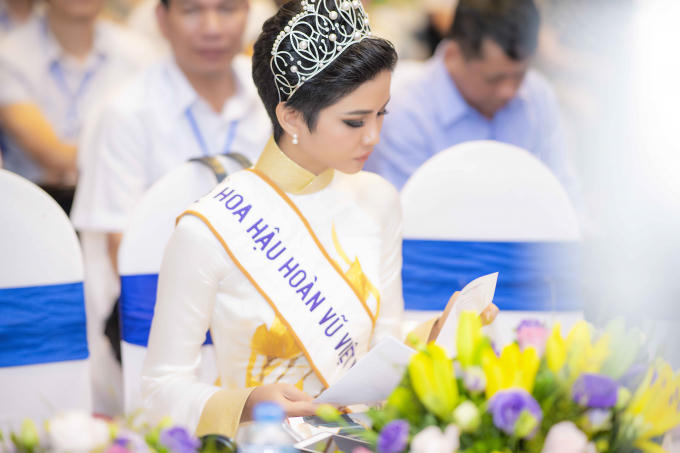 Hoa hậu H'hen Ni&ecirc; đội vương miện, khoe vẻ đẹp dịu d&agrave;ng trong t&agrave; &aacute;o d&agrave;i