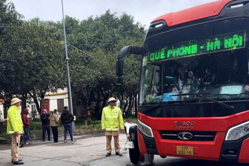 Lực lượng CSGT kiểm tra, phát hiện và xử lý xe khách chở quá số người so với quy định. (Ảnh: Công an Ninh Bình)