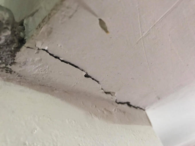 Những vết nứt bắt đầu xuất hiện từ khi công trình bắt đầu thi công và tiếp tục xuất hiện nhiều hơn mỗi ngày.