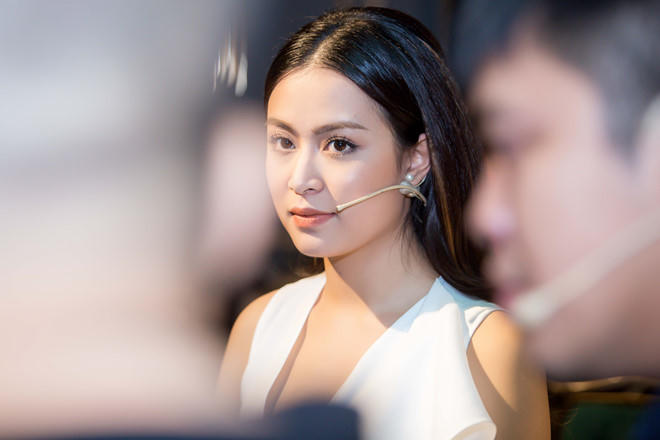 Hoàng Thùy Linh trong buổi họp báo. (Ảnh: Zing)