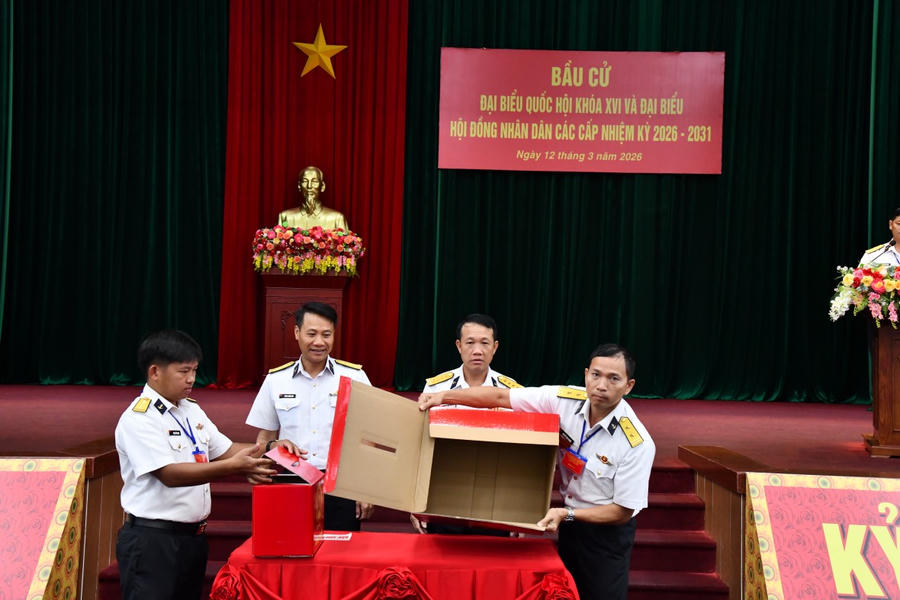 cử tri kiểm tra thùng phiếu