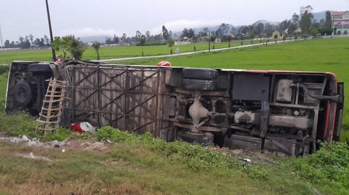 Chiếc xe lật xuống ruộng lúa.