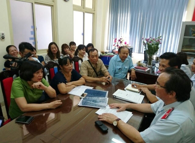 Thanh tra Bộ xây dựng làm việc với cư dân tòa nhà 8B Lê Trực.
