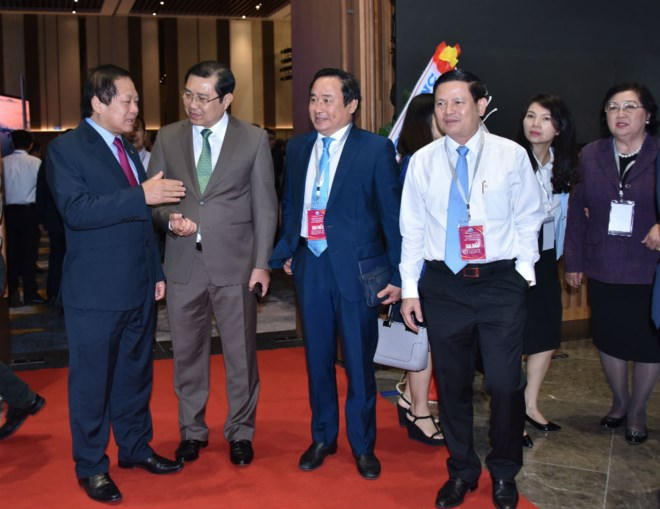 Ông Huỳnh Đức Thơ (thứ 2 từ trái qua) trao đổi với Bộ trưởng Bộ Thông tin và Truyền thông Trương Minh Tuấn tại sự kiện Diễn đàn đầu tư Đà Nẵng.