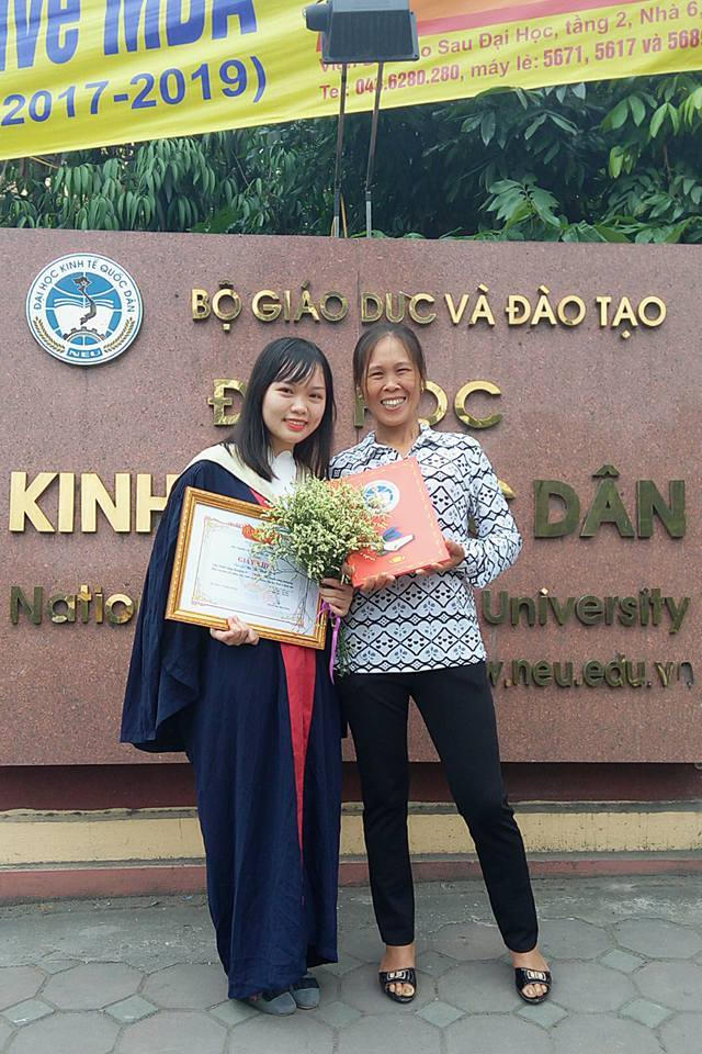 Theo Thanh Ngân, đây là khoảnh khắc hai mẹ con tạo dáng bên nhau được chụp vào ngày 26/4 vừa qua, nhân lễ tốt nghiệp.