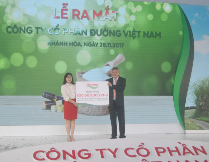 Công ty Cổ phần đường Việt Nam trao tặng 77.000 ly sữa tương đương 500 triệu đồng cho Hội chữ Thập đỏ tỉnh Khánh Hòa.