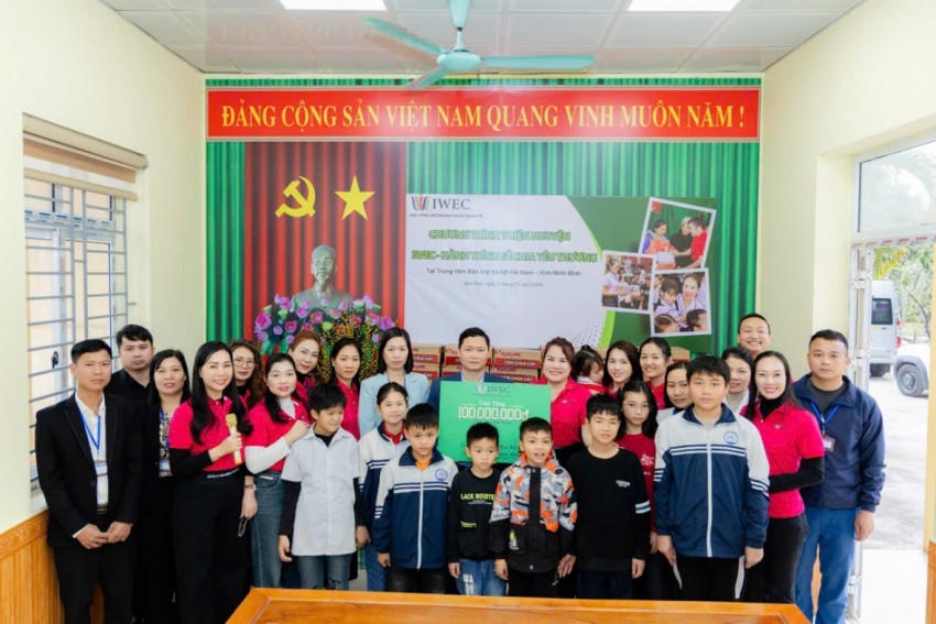 Hội đồng Nữ Doanh nhân Quốc tế IWEC trao tặng hàng trăm phần qua cho Trung tâm Bảo trợ xã hội Hà Nam.