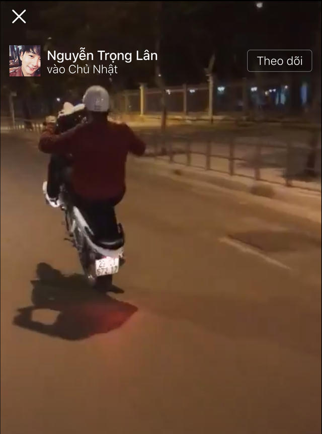 Hình ảnh Nguyễn Trọng Lân bốc đầu xe máy khi đang di chuyển trên đường trong clip.