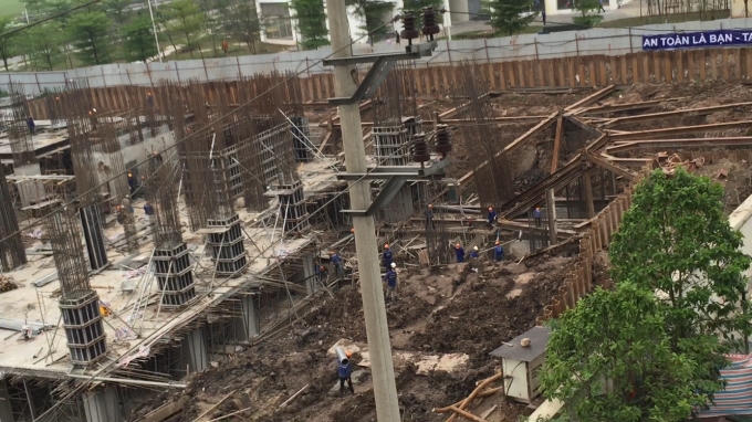Công trường dự án Tứ Hiệp Plaza vẫn đông vui như chảy hội. (Ảnh Thanh Thắng)