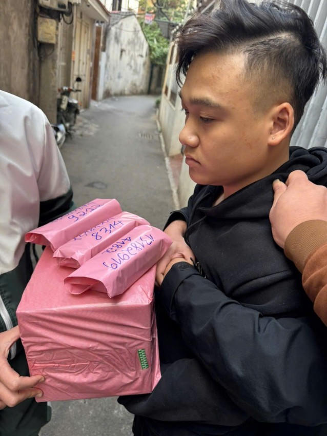 Đối tượng Nguyễn Công Oanh bị bắt quả tang trên đường giao hàng. Ảnh: Cục C04ma tuý