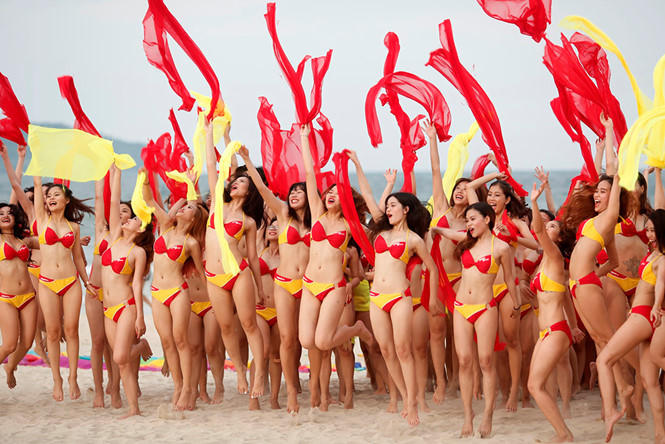 150 mỹ nh&acirc;n mặc bikini khuấy động biển Đ&agrave; Nẵng