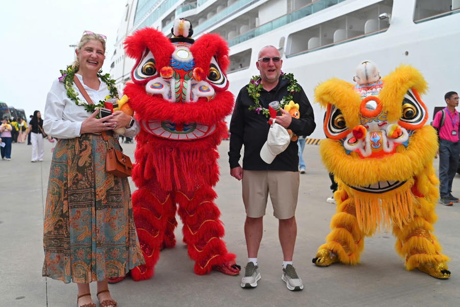 Du khách thích thú với nghi lễ chào đón mang đậm bản sắc Tết cổ truyền, sẵn sàng cho hành trình khám phá vùng di sản.