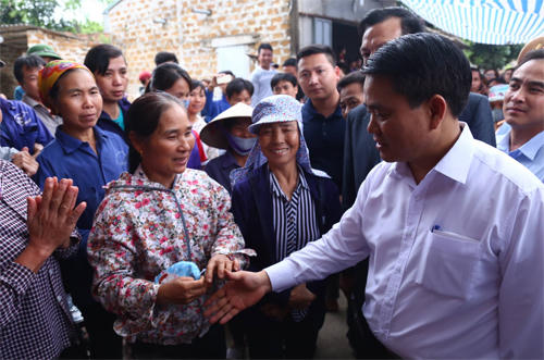 Ông Chung tiếp xúc với một trong 4 người bị công an tạm giữ hôm 15/4 và đã được cho về. Ảnh Vnexpress.net