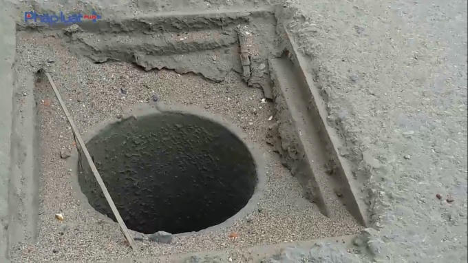 Một nắp cống phía trên mặt cầu, đoạn qua hồ Linh Đàm bị biến mất.