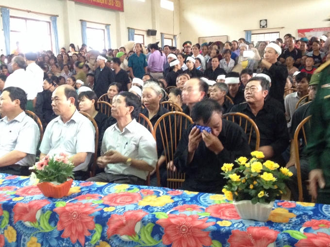 Ông Đặng Đình Quân (bố Liệt sĩ Thượng uý Đặng Đình Duy) đang lặng lẽ dùng khăn tay lau đi những giọt nước mắt.