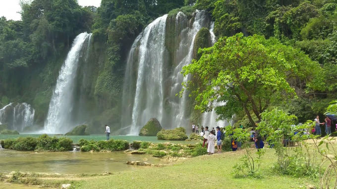 Cảnh thác chảy từ trên cao hòa quyện núi đá nhấp nhô cùng cỏ cây, hoa lá... tạo nên bức tranh như vẽ  thu hút người xem.