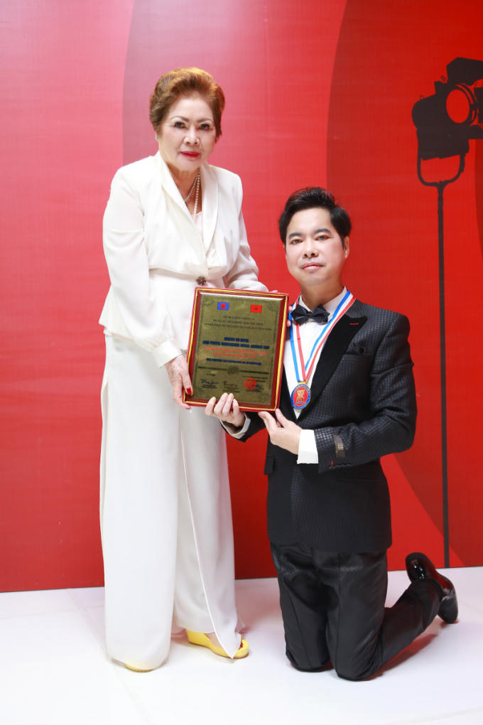 Danh ca Ngọc Sơn được vinh danh l&agrave; Nh&agrave; hoạt động x&atilde; hội ti&ecirc;u biểu Ch&acirc;u &Aacute; Th&aacute;i B&igrave;nh Dương