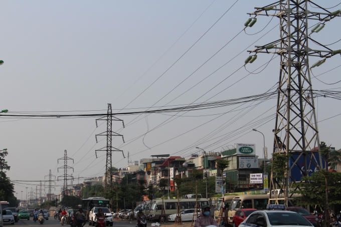 Hàng trăm cây xanh vẫn "mọc" ngang nhiên dưới hành lang điện lưới quốc gia khiến nhiều người lo ngại về độ an toàn của nó.