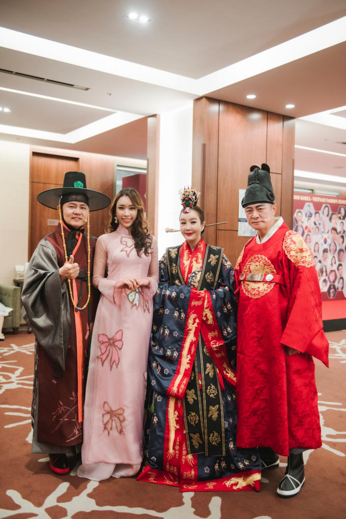 Các nghệ sĩ Hàn Quốc chụp hình cùng cô.