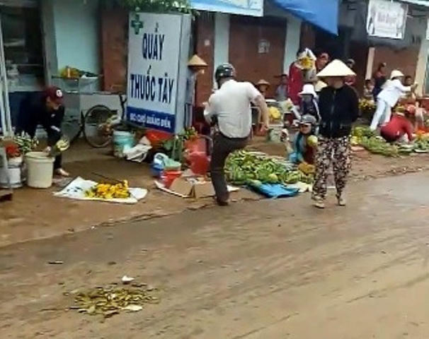 Hình ảnh ông Thịnh đá bay đồ đạc của người dân.