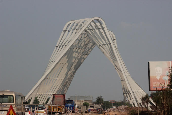 Các phương tiện giao thông có thể lưu thông qua cổng chào.