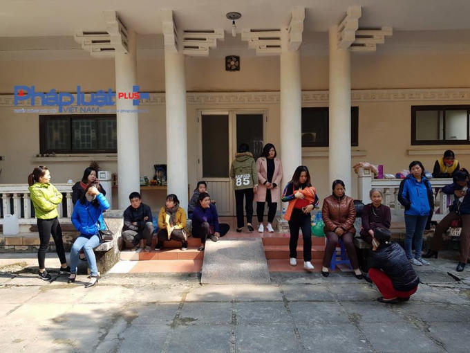 Gia đình anh Nguyễn Thành Trung chờ đợi để đưa cháu bé về an táng. (Ảnh: Tiến Vũ)