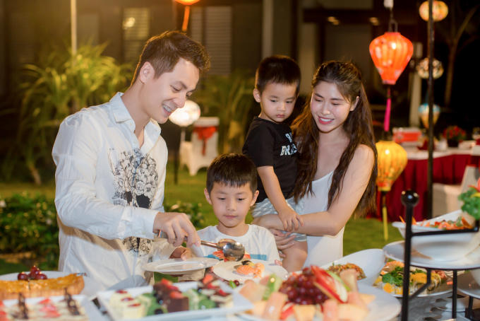 Lần đầu đặt chân đến Vinpearl Nam Hội An, cả gia đình Đăng Khôi trầm trồ trước vẻ đẹp hiện đại pha chút cổ điển của những góc phố châu Âu được tái hiện dọc bờ sông. Đối lập với những góc phố phương tây tân cổ điển, phố cổ ven sông lại mang đến cảm giác thanh bình với hơi thở phương đông mô phỏng góc phố Hội An.