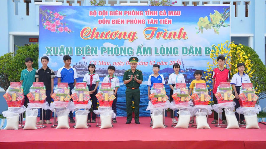 Thượng tá Võ Minh Đương – Phó Chủ nhiệm Chính trị, Ban Chỉ huy BĐBP Cà Mau trao quà cho học sinh trong chương trình “Xuân Biên phòng ấm lòng dân bản” năm 2026 tại Đồn Biên phòng Tân Tiến.