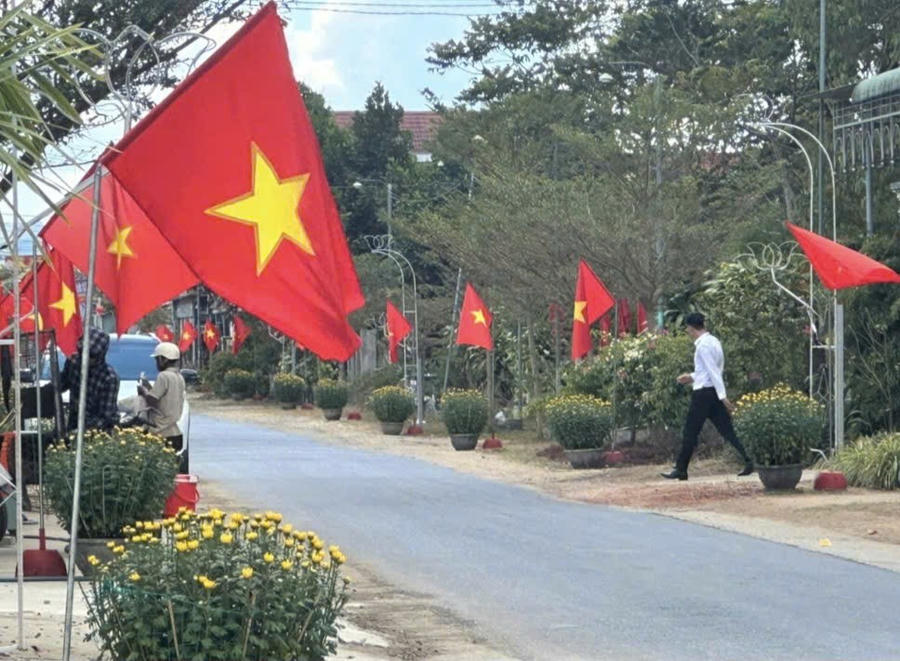 Vùng cao tỉnh Quảng Ngãi rực rỡ cờ hoa đón Tết. Ảnh: Ngọc Chí