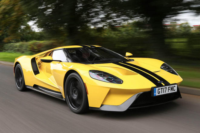 Đứng ngay sau đó là siêu xe Mỹ - Ford GT, được thiết kế bởi Moray Callum - em trai của Ian Callum. Chiếc xe gây ấn tượng nhờ kiểu dáng hầm hố đậm chất Mỹ, và là sự cân bằng kỳ diệu giữa khí động học và vẻ ngoài bắt mắt.