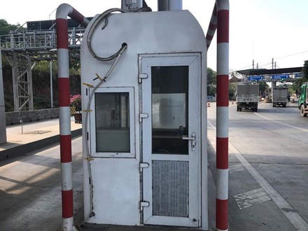 Chiếc bốt BOT khoá cửa im lìm chờ lệnh khai tử.