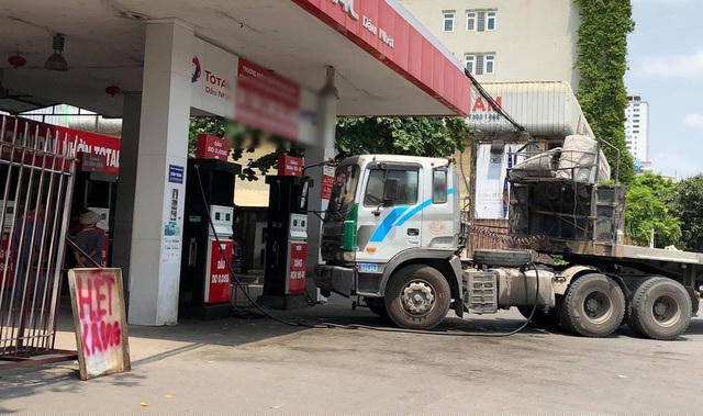Một cửa hàng xăng thông báo hết xăng vì khan hiếm nguồn cung trước kỳ điều chỉnh giá mới. Ảnh: N.Mạnh.