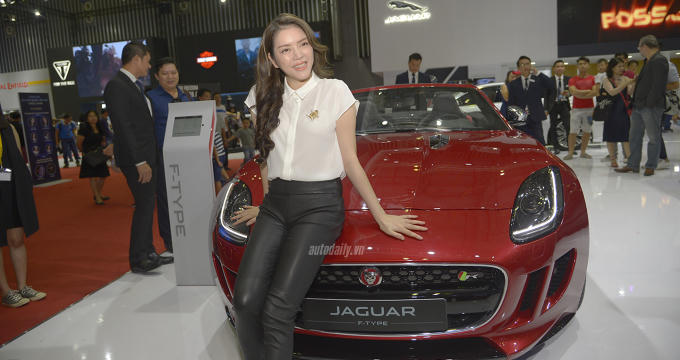 Doanh nhân Lý Nhã Kỳ hào hứng chụp ảnh với chiếc siêu xe mới mua. Ảnh: Autodaily