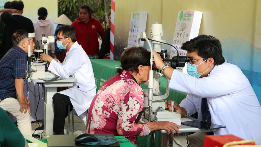 Người dân được khám bệnh, phát thuốc miễn phí.