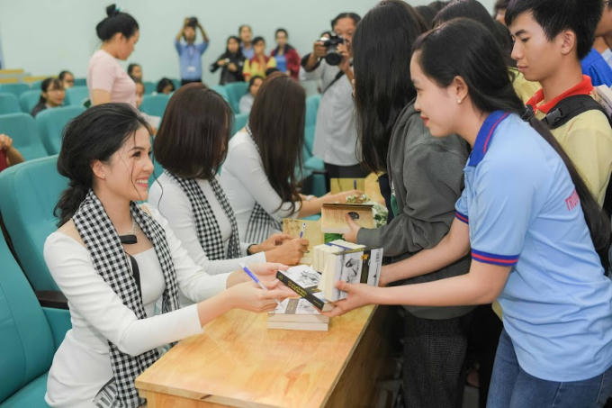 Mai Phương Th&uacute;y &ldquo;bật m&iacute;&rdquo; chiều cao thật kh&ocirc;ng như lời đồn