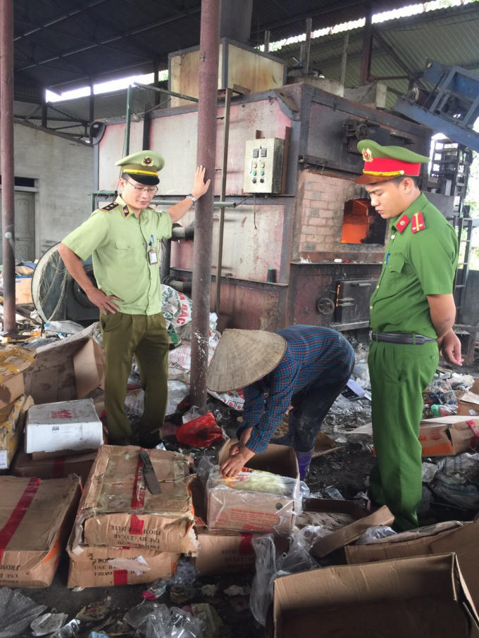 Cục QLTT và Công an tỉnh Bắc Giang thu giữ hơn 3 tạ gà có nguồn gốc nước ngoài. Ảnh: Cục QLTT