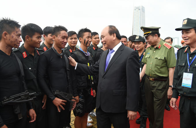 Thủ tướng thăm hỏi, động viên các cán bộ chiến sĩ tham gia bảo vệ tuần lễ cấp cao APEC.