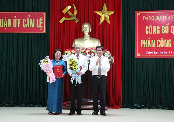 Ông Lê Quang Nam (giữa) được điều động làm Bí thư Quận ủy Cẩm Lệ.