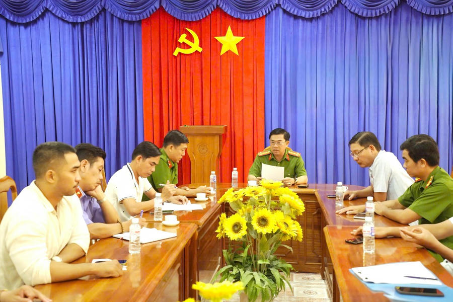 Đại tá Châu Quốc Huy – Tỉnh ủy viên, Phó Giám đốc Công an tỉnh Cà Mau, Thủ trưởng Cơ quan Cảnh sát điều tra chủ trì cuộc họp khẩn điều tra vụ án.