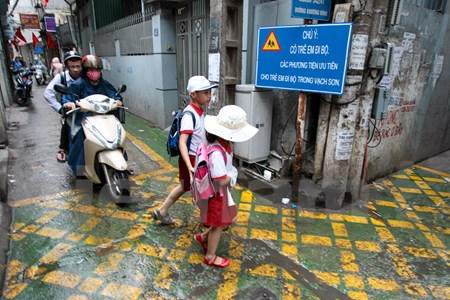 Cận cảnh &ldquo;đường BRT ưu ti&ecirc;n trong ng&otilde;&rdquo; đầu ti&ecirc;n ở H&agrave; Nội
