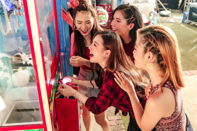 Sau &ldquo;Anh nh&agrave; ở đ&acirc;u thế&rdquo;, Amee li&ecirc;n tục được Kay Trần &ldquo;thả th&iacute;nh&rdquo; trong MV Phố h&agrave;ng n&oacute;ng