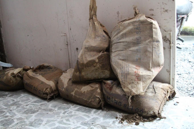 Bao cát được người dân phòng bị sẵn trong nhà để chắn nước, đề phóng lúc mưa lớn, nước tràn vào nhà.