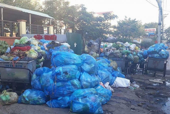 Hình ảnh những đống rác khổng lồ, gây ô nhiễm và bức xúc cho người dân tại TP du lịch.