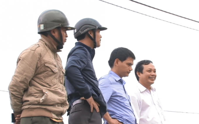 Cán bộ huyện Bắc Trà My cùng phóng viên tới hiện trường.