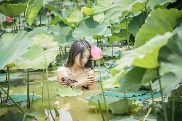 Một bức ảnh được chia sẻ trên cộng đồng mạng "phán xét" trong bộ ảnh thiếu nữ chụp ảnh "khoả thân"