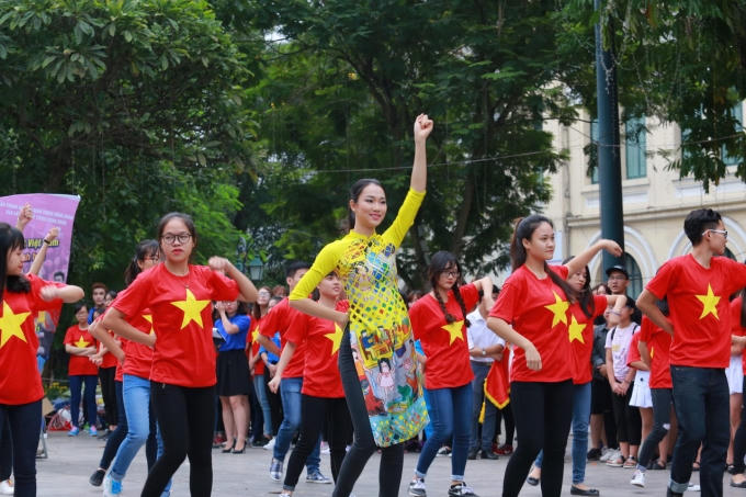 Dàn Hoa hậu, Á hậu cùng nhảy flashmob gây ‘náo loạn’ Hồ Gươm sáng sớm