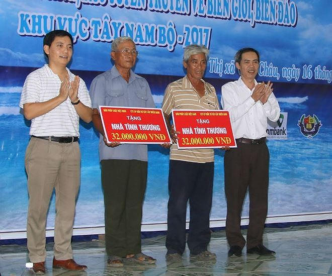 Phó Tổng biên tập Báo PLVN Trần Đức Vinh và Giám đốc Sở Thông tin &amp; truyền thông Sóc Trăng Dương Quốc Việt trao nhà tình thương cho 2 gia đình chính sách có hoàn cảnh khó khăn.